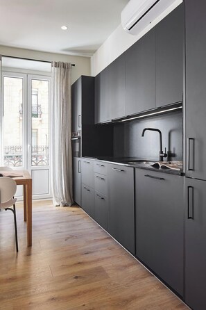 Kylskåp, mikrovågsugn och brödrost