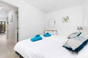 1 dormitorio, tabla de planchar con plancha, ropa de cama