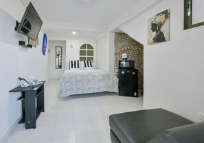 Quarto quádruplo básico | Cofres nos quartos, Wi-Fi de cortesia