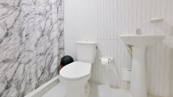 Basic-værelse til 3 personer | Badeværelse | Bruser, håndklæder, Sæbe, Shampoo