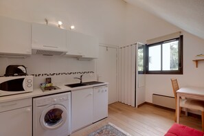 Réfrigérateur, micro-ondes, four, cafetière/bouilloire