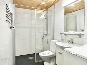 Sèche-cheveux, serviettes fournies, savon, papier toilette