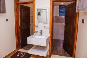 Regadera, bidet, toallas, jabón 