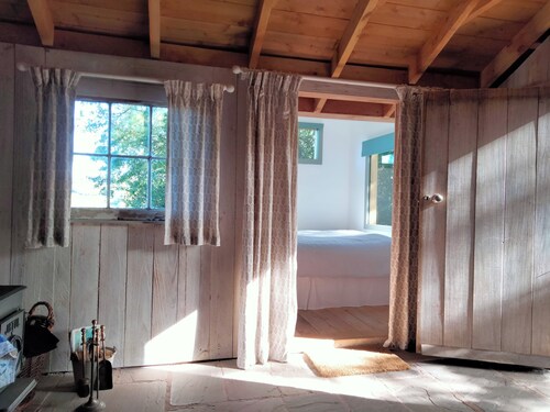 Cosy Mountain Hut, In the Black Mountains near Hay on Wye.Sleeps 2