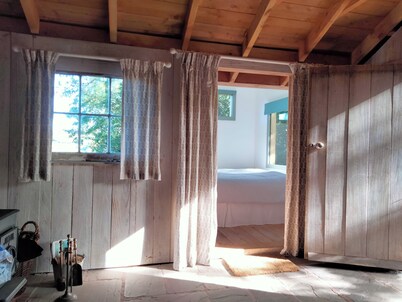 Cosy Mountain Hut, In the Black Mountains near Hay on Wye.Sleeps 2