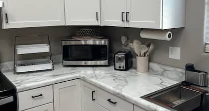 Adorable New Remodeled 3BR 2 BA quiet neighborhood!
