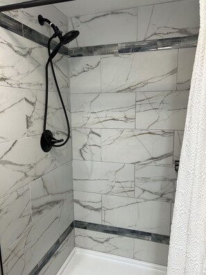 Dusche, Haartrockner, Handtücher, Seife