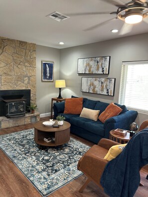 Smart TV y chimenea 