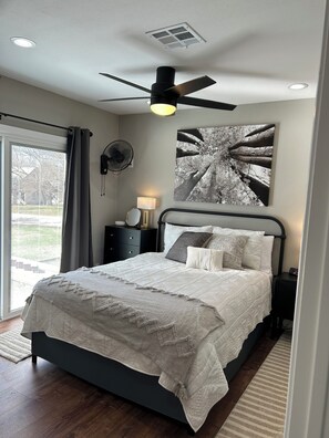 3 habitaciones, tabla de planchar con plancha y cuna de viaje 
