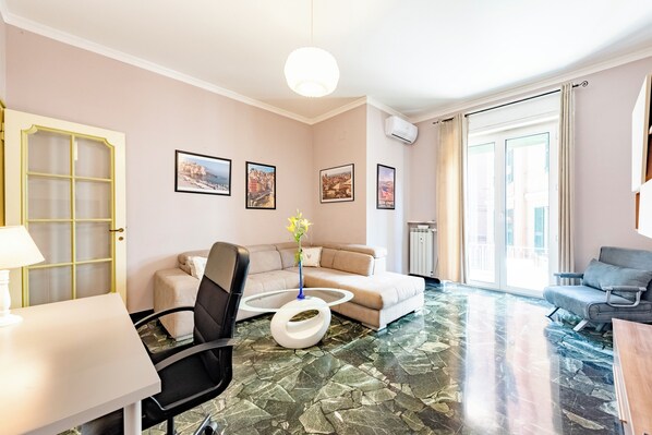 Departamento, 2 habitaciones, balcón | Área de sala de estar | Televisión LED de 42 pulgadas con canales digitales 