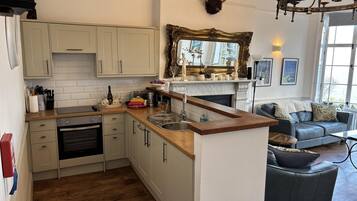 Cottage | Private kitchen | Dishwasher, cookware/dishes/utensils