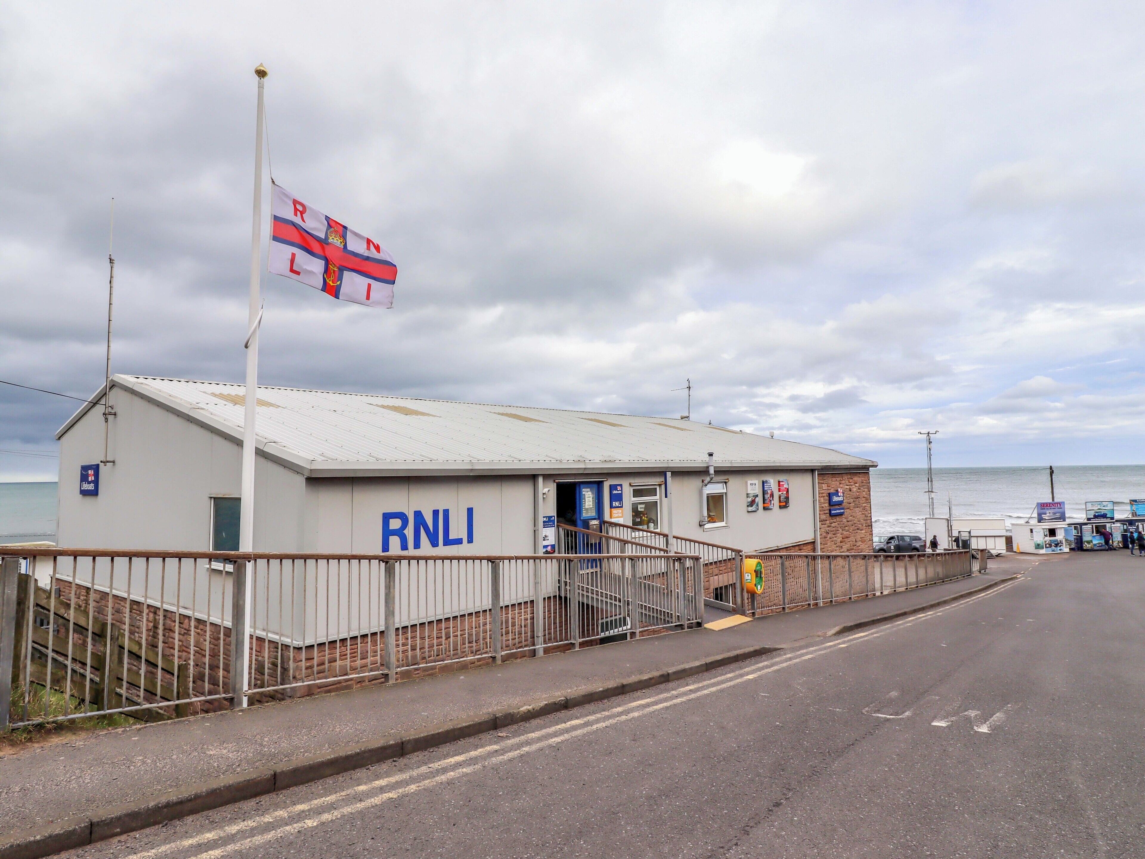 Un edificio con il segnale 'RNLI' che indica una stazione di salvataggio in mare.