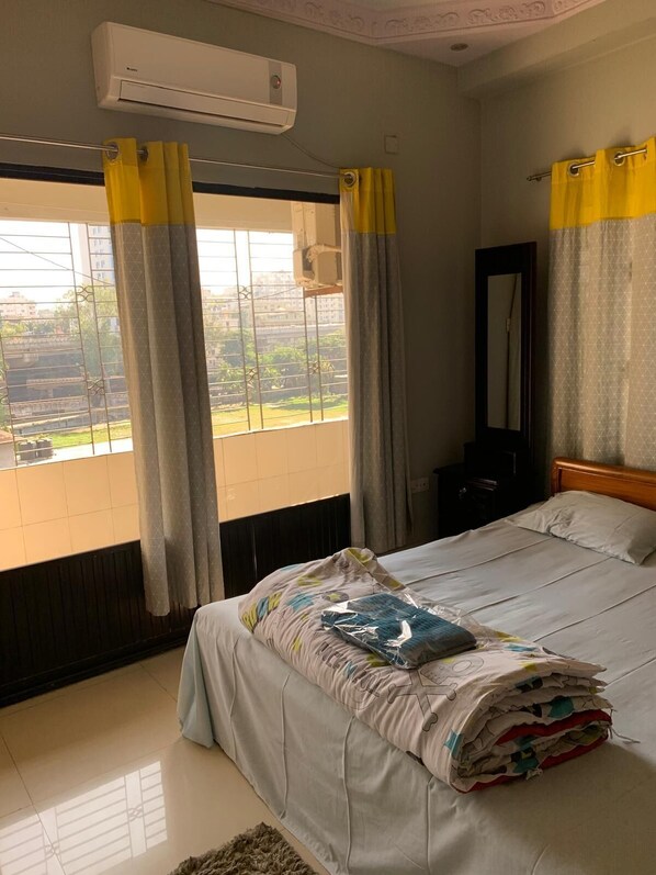 3 habitaciones, tabla de planchar con plancha, wifi y ropa de cama 