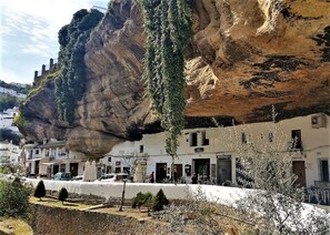 Exterior - Spacious apartment, comfortable terrace, close to the beach and shops. (Calahonda)