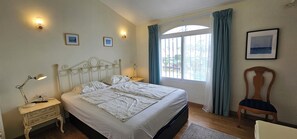 2 bedrooms, iron/ironing board, WiFi, bed sheets - Spacious apartment, comfortable terrace, close to the beach and shops. (Calahonda)