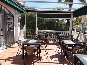 Outdoor dining - Spacious apartment, comfortable terrace, close to the beach and shops. (Calahonda)
