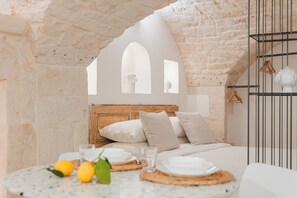Suite studio luxueuse | Lit avec matelas en mousse à mémoire, accès au Wi-Fi (inclus)