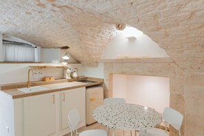 Luxury Studio Suite | Private kitchen | Espresso maker, coffee/tea maker, electric kettle - Dimore Bianche L'Immacolata (Putignano)