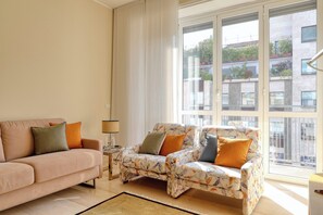 標準公寓 | 起居區 | 43-吋智慧型電視，提供數位頻道