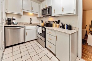 Cafetière/bouilloire, batterie de cuisine, vaisselle et ustensiles