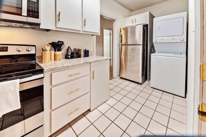 Coffee/tea maker, cookware/dishes/utensils, ice maker