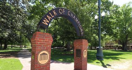 The Joshua Tree -Unit A by Apex Short Term Stays