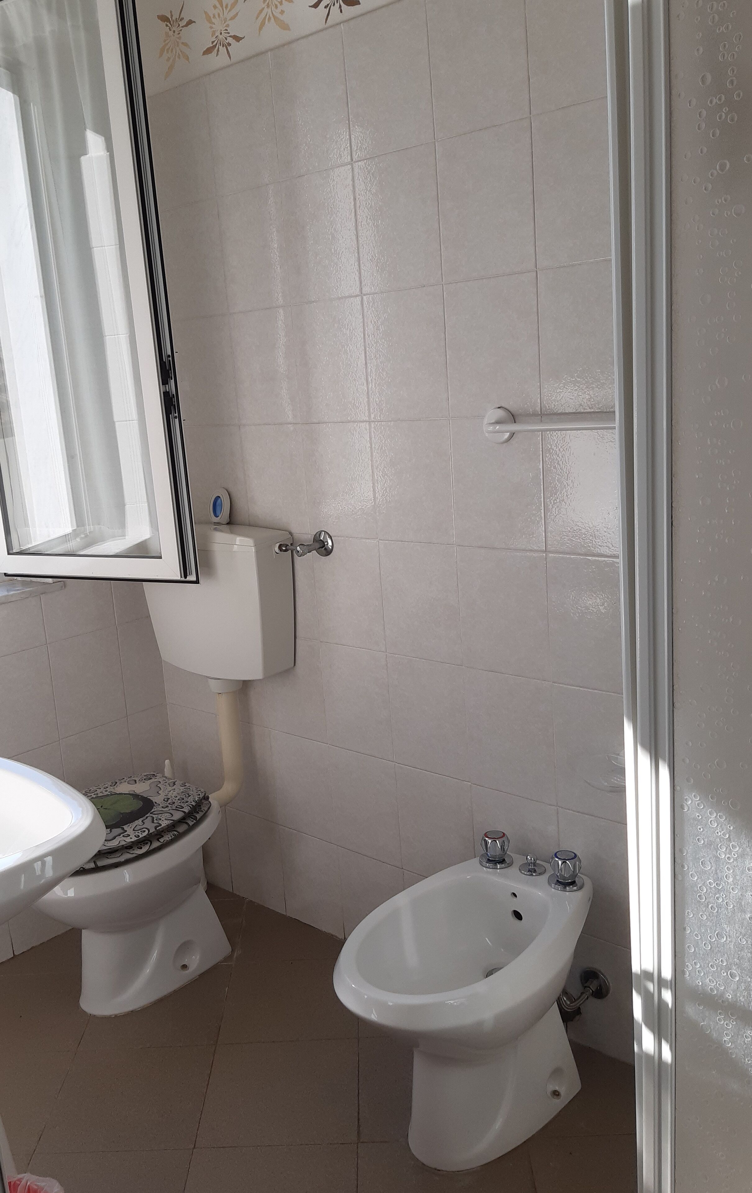 Suihku, hiustenkuivaaja, bidee, pyyhkeet