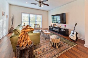 TV, stereoanlegg og kontorer