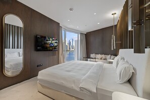 Escritorio, tabla de planchar con plancha, wifi y ropa de cama 