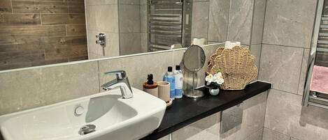 Apartment | Bathroom | Shower, towels
