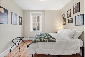 2 habitaciones, tabla de planchar con plancha, wifi y ropa de cama 