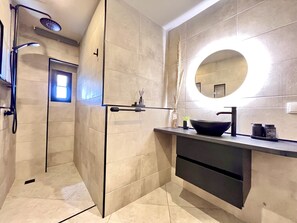 Shower, hair dryer, towels