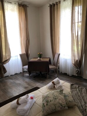 خزنة داخل الغرفة وواي فاي مجانًا