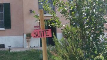 Señal con la palabra 'SUITE' que indica una zona de suites.