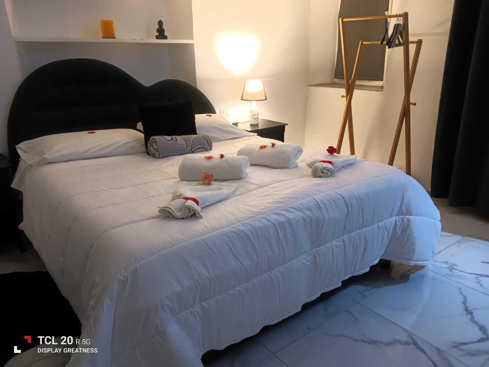Rom – deluxe, terrasse | Safe på rommet og wi-fi (inkludert)
