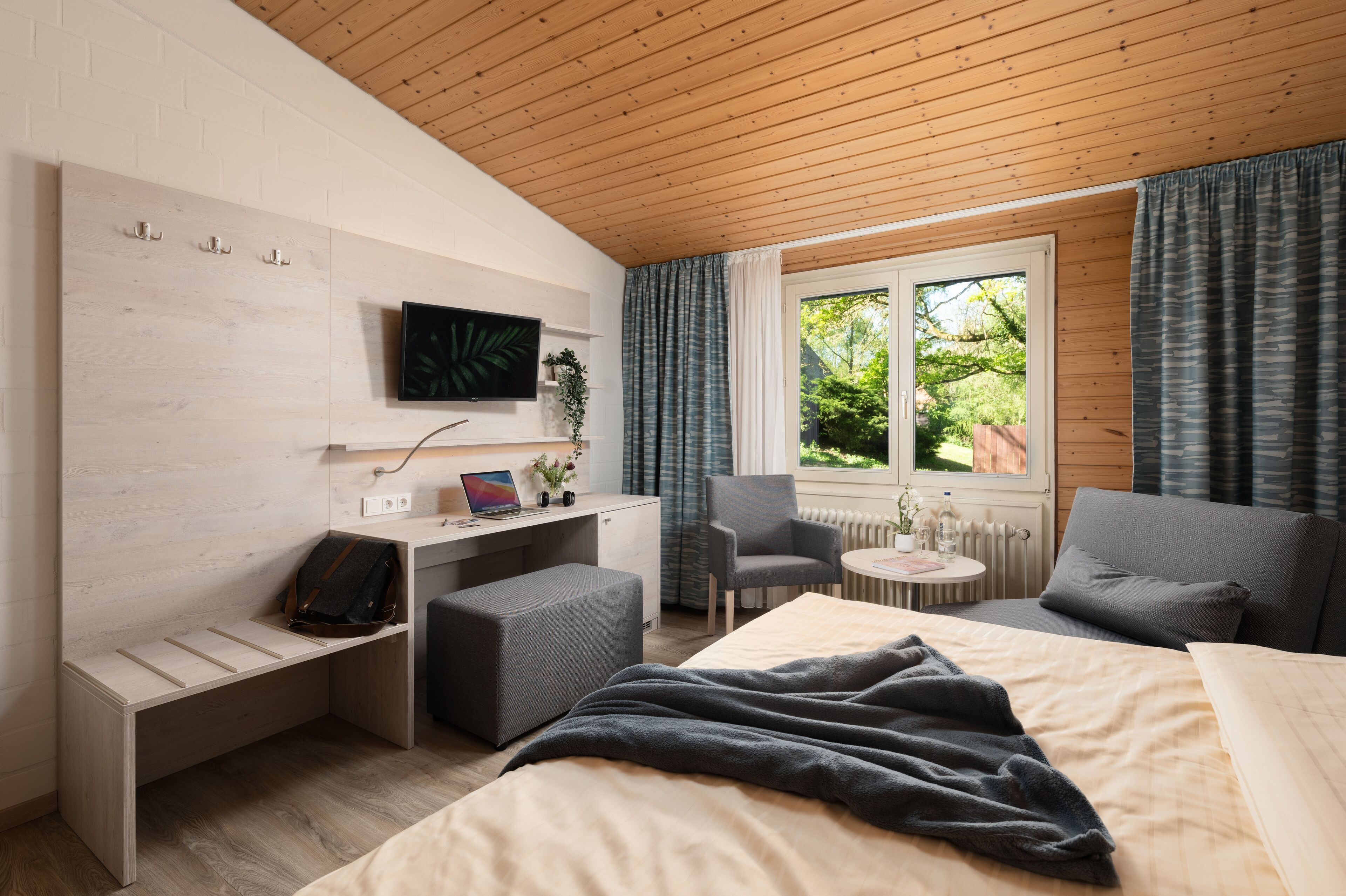 Escritorio, espacio para trabajar con laptop y wifi gratis 