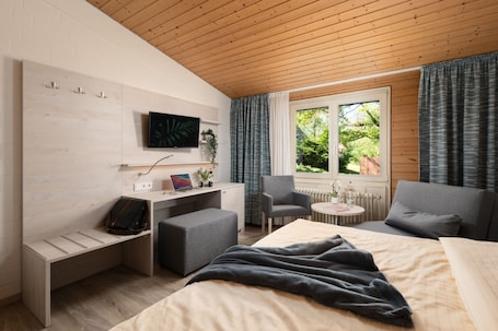 Basic Double or Twin Room | Desk, laptop workspace, soundproofing, free WiFi. Zur Rennbahn