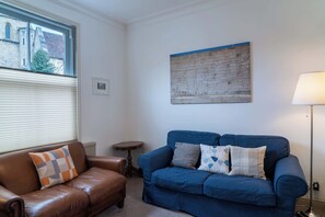 TV, offices - Chic City Break• York Centre + Free Parking Permit (York)