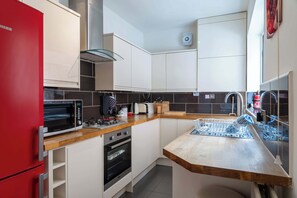 ثلاجة، ميكروويف، فرن، موقد طهي مسطح