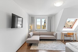 Apartemen Comfort | Brankas, meja kerja, ruang kerja ramah laptop, dan tirai kedap cahaya