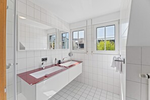 Comfort-huoneisto | Kylpyhuone | Suihku, ilmaiset hygieniatuotteet, hiustenkuivaaja, pyyhkeet