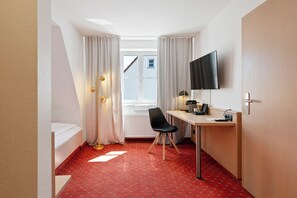 Kamar Single Klasik | Brankas, meja kerja, ruang kerja ramah laptop, dan tirai kedap cahaya