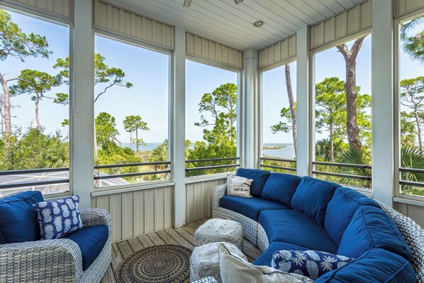 Fernseher, Bücher, Arbeitsbereiche