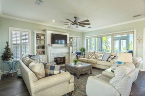 Fernseher, Bücher, Arbeitsbereiche