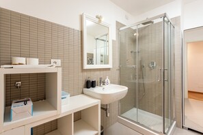 Comfort-Apartment, Stadtblick | Badezimmer