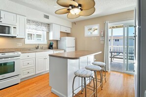 Fridge, microwave, oven, stovetop - Siesta Villa 104s Sum (Ocean City)