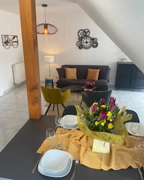 TV - Le square Spacious apartment with terrace & garage, quiet location near Colmar  (Sundhoffen)