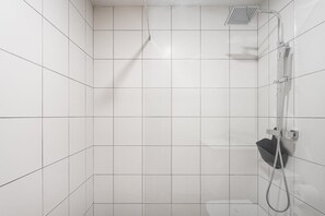 Dusj, hårføner og håndklær