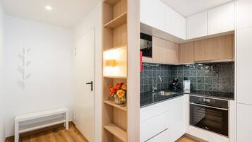 Fridge, microwave, oven, coffee/tea maker