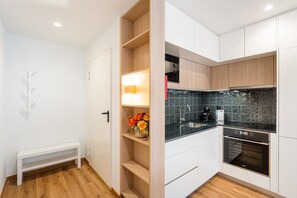 Kühlschrank, Mikrowelle, Ofen, Wasserkocher mit Kaffee-/Teezubehör